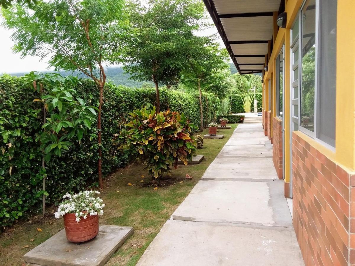 C&H Casa Campestre El Oasis Ricaurte Girardot Panzió Kültér fotó